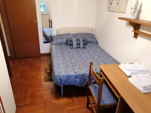 MommioにあるL'Altalenaの小さなベッドルーム(ベッド1台、テーブル付)