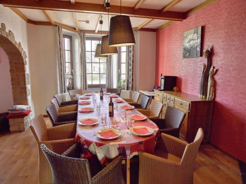 Restoran atau tempat lain untuk makan di Spacious Villa in Sourbrodt with Sauna