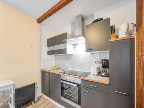 una cocina con electrodomésticos de acero inoxidable en una habitación en Holiday home with garden in Mahlow Brandenburg, en Mahlow