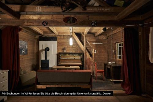 ein Wohnzimmer mit einem Sofa und einem Tisch in der Unterkunft Blickinsfreie - Cabin in Schöneck