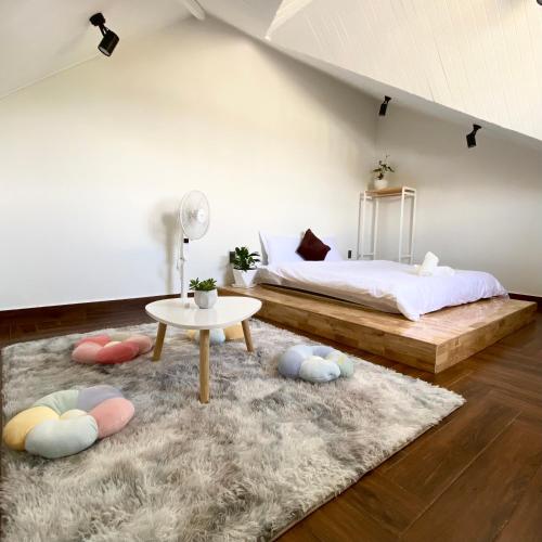 ein Schlafzimmer mit einem Bett und einem Tisch in der Unterkunft I'm Home in Dalat in Khu Chi Lăng