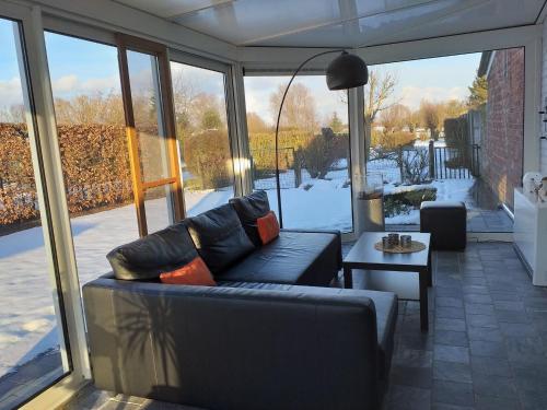 Modern Holiday Home in Hollebeke with Private Garden tesisinde bir oturma alanı