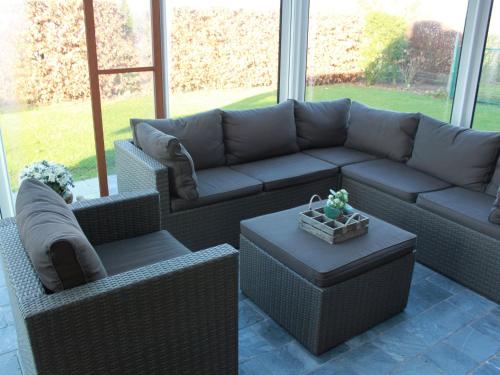 ein Wohnzimmer mit einem Sofa und einem Tisch in der Unterkunft Modern Holiday Home in Hollebeke with Private Garden in Zandvoorde