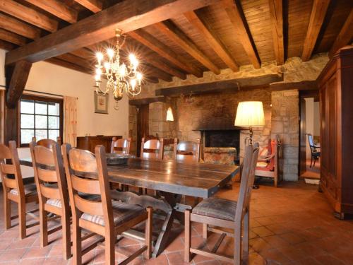 - une salle à manger avec une table et des chaises en bois dans l'établissement Quietly located country house in Vielsalm, à Vielsalm
