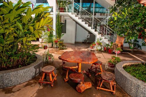a patio with a table and chairs and plants at Hotel Principe I in Puerto Maldonado