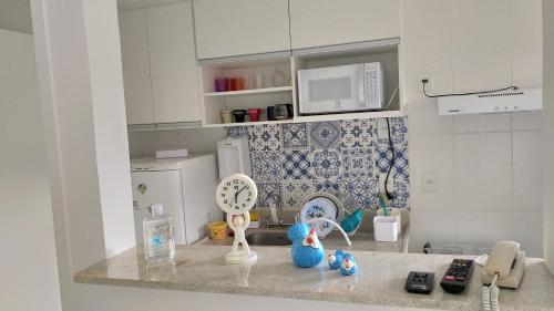 マンガラチバにあるApartamento Paraíso no Condado - Mangaratibaのおもちゃが置かれたカウンタートップのあるキッチン