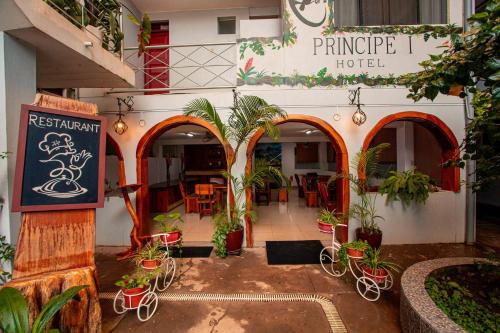 a hotel with plants in the courtyard of a building at Hotel Principe I in Puerto Maldonado