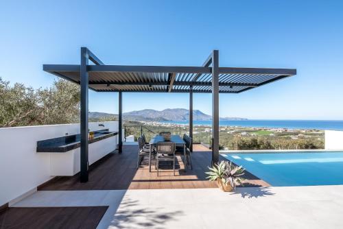 vista sulla piscina dal cortile di una casa di Villas Phos and Kallos a Kíssamos