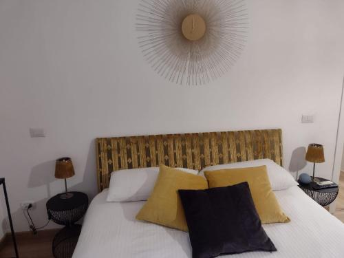 Uma cama ou camas num quarto em Vatican Luxury Apartment