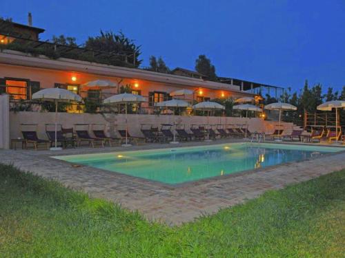 una grande piscina di fronte a un edificio di Belvilla by OYO Lavanda a Montalto di Castro