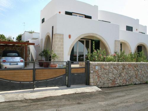サンタ・マリア・アル・バーニョにあるHoliday home with sea view near Gallipoliの前に柵のある家
