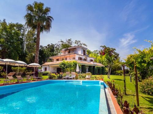 - une vue sur l'extérieur d'une maison avec une piscine dans l'établissement Belvilla by OYO Villa Conte, à Ricadi