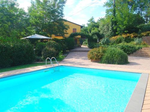 una gran piscina azul en un patio en Belvilla by OYO Massarella Due, en Fucecchio