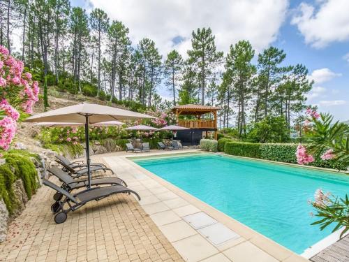 ル・ムイにあるExclusive villa in Le muy with private poolのスイミングプール(椅子2脚、パラソル付)