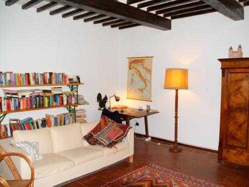 ein Wohnzimmer mit einem Sofa und einem Tisch mit Büchern in der Unterkunft Belvilla by OYO Lo Scoiattolo in Santa Maria del Giudice