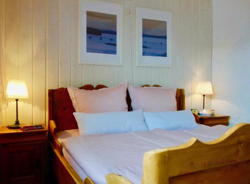 Schlafzimmer mit einem Bett mit weißer Bettwäsche und Kissen in der Unterkunft Kanne's Apartment in Trichtingen