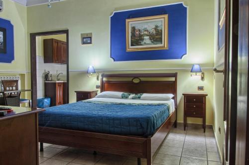 um quarto com uma cama com uma parede azul em B&B Del Corso em Nápoles