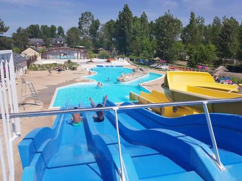 un toboggan aquatique dans un parc aquatique dans l'établissement Bungalow charmant à Onzain avec piscine partagée, à Onzain