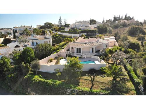 una vista aérea de una gran casa blanca en Modern Villa in Lagos with private Swimming Pool, en Lagos