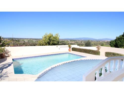 una piscina en la parte superior de una casa en Modern Villa in Lagos with private Swimming Pool, en Lagos