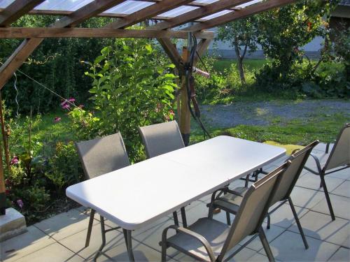 ベルナウ・イム・シュヴァルツヴァルトにあるPleasant apartment in Bernau Innerlehen with gardenの白いテーブルと椅子