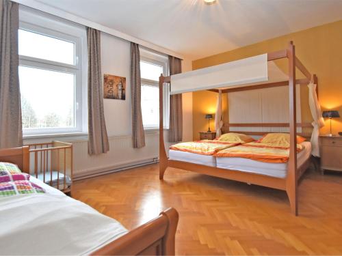 TreuenにあるHeritage villa with home cinema saunaのベッドルーム1室(二段ベッド2組、窓2つ付)が備わります。