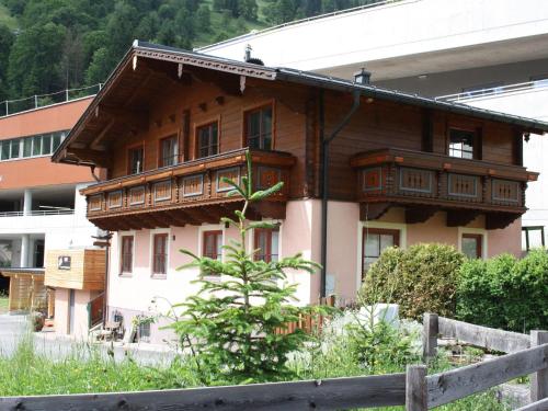 Chalet in Dienten in the Hochkoenig ski region في دينتن آم هوشكونيغ: منزل خشبي أمامه سور