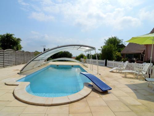 - Piscina con tobogán y sombrilla en Cosy house with private pool in Folleville en Sourdon