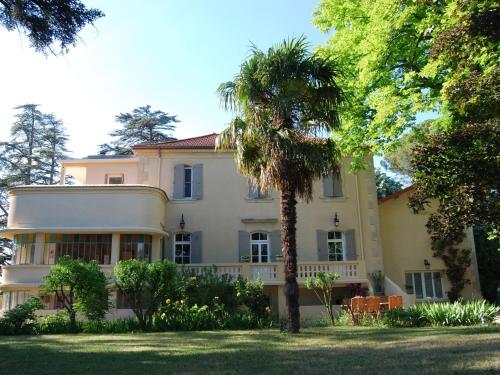 Villa in Valréas with Pool and Garden Views