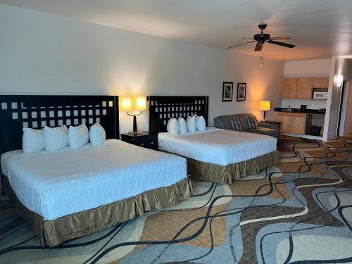 Voodi või voodid majutusasutuse Sunchase Inn & Suites toas