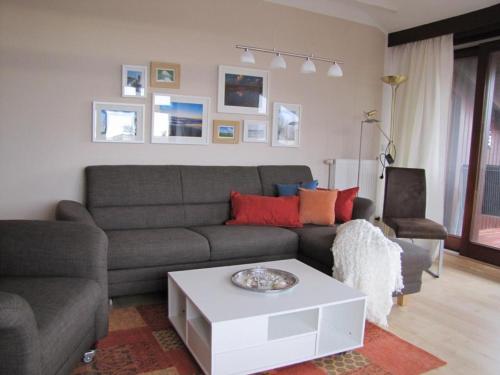 sala de estar con sofá y mesa de centro en Rosenhof12, en Büsumer Deichhausen