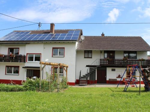 BischoffingenにあるApartment with terrace and gardenの屋根に太陽光パネルを敷いた家