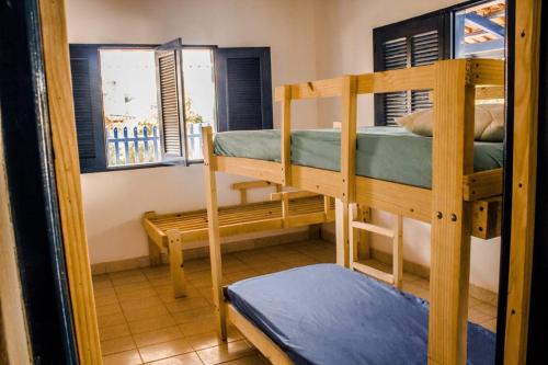 two bunk beds in a room with a window at PiriHost no Centro da cidade in Pirenópolis