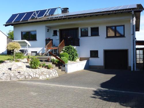 ÜxheimにあるApartment in Leudersdorf Eifel with terraceの屋根に太陽光パネルを敷いた家
