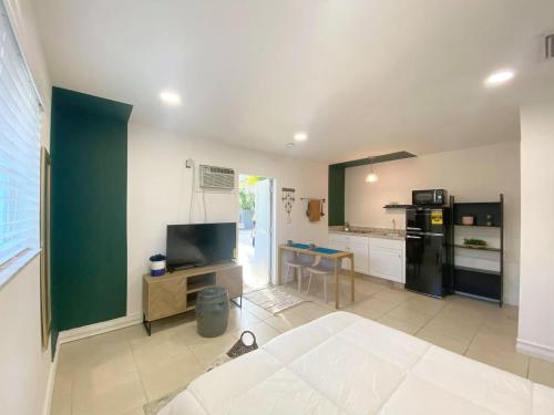Private Suite w/ Full Backyard, BBQ, 5min from MIA