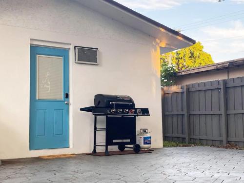 Private Suite w/ Full Backyard, BBQ, 5min from MIA