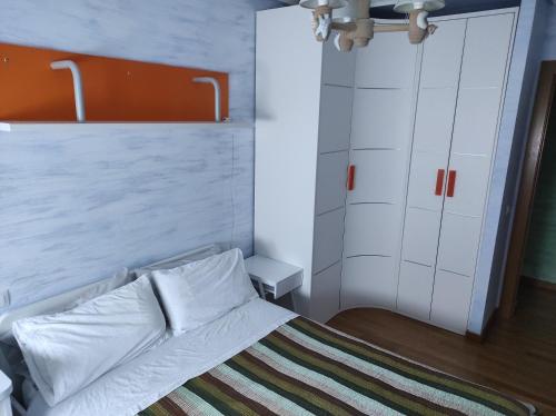 Dormitorio pequeño con cama y armarios blancos en EL RINCONCITO De DON DIEGO, en Haro
