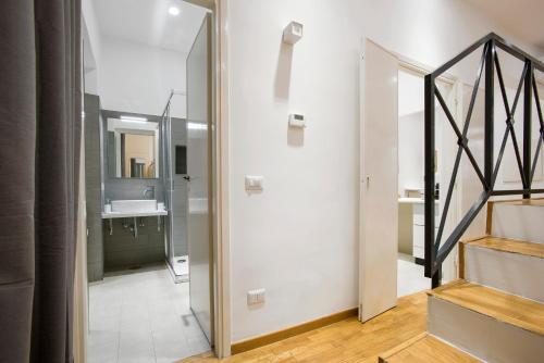 korytarz ze schodami prowadzącymi do łazienki w obiekcie Cozy Loft @ Monti w Rzymie
