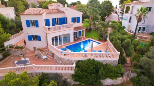 eine Luftansicht eines Hauses mit Pool in der Unterkunft * Casa del Diamante - Meer- und Buchtblick VILLA * in Cala Pi