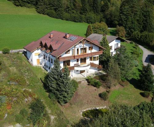 Casa de la Paz, Millstatt - geräumige neu ausgestattete FeWo mit Seeblick und Bergpanorama з висоти пташиного польоту