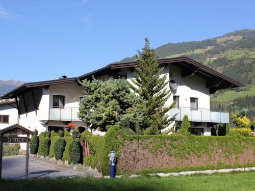 アシャウにあるComfortable Apartment in Aschau im Zillertal near Ski Areaの白い建物
