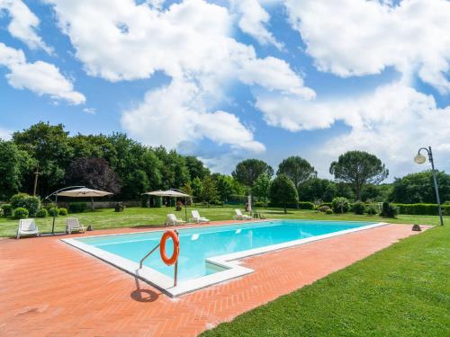 un'immagine di una piscina in un cortile di Modern Farmhouse in Bucine with Pool a Bucine