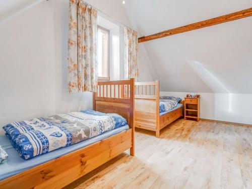 BožanovにあるPeaceful Holiday Home in Bozanov with Private Terrace & Gardenのベッドルーム1室(二段ベッド2台、窓付)が備わります。