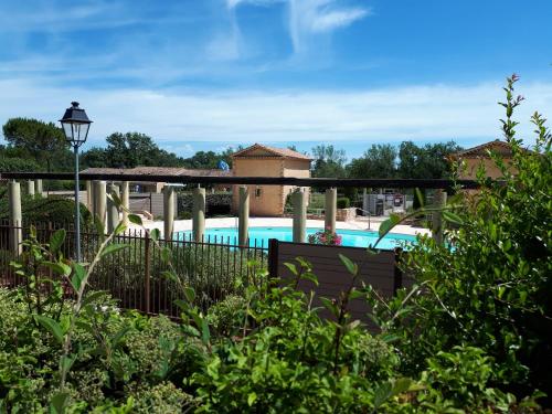 - une vue sur la piscine depuis le jardin dans l'établissement Ambiance-Provence, à Vidauban