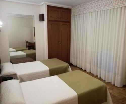 Una cama o camas en una habitación de Hotel Almendra