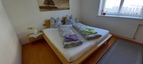 sypialnia z łóżkiem z 2 poduszkami w obiekcie Ferienwohnung Evi w mieście Dalaas