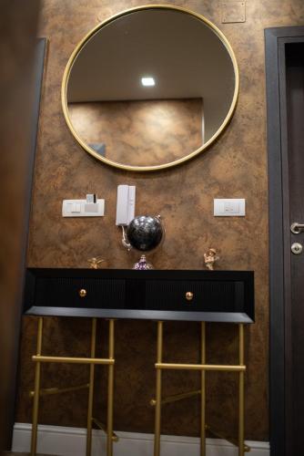 a dressing table with a mirror and two stools at Apartmani Milanovic in Bijeljina