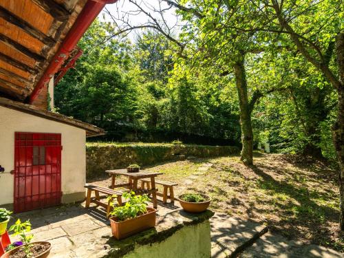 a picnic table in a yard next to a house at Beautiful vacation home in San Marcello Pistoiese