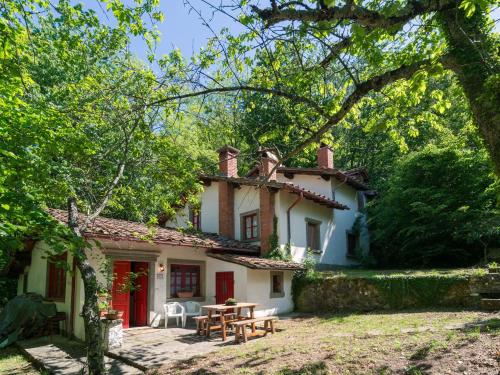 una casa con una mesa de picnic delante de ella en Belvilla by OYO Due Camini, en San Marcello Pistoiese