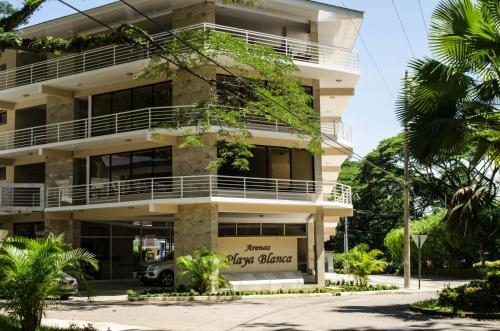 a building with a happy client sign on it at Hotel Arenas en Punta Leona in Jacó